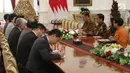 Presiden Jokowi dan Wakil Perdana Menteri Tiongkok Liu Yandong beserta delegasi menggelar pertemuan di meja oval Istana Merdeka, Jakarta, Rabu (29/11). Pertemuan membahas sejumlah agenda kerjasama ekonomi antar kedua negara. (Liputan6.com/Angga Yuniar)