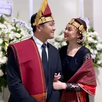 Kepergian sang ayah mertua untuk selamanya, membuat Rianti mendadak menggelar acara mangadati. [@riantic/@__rose_makeupartist/@meli_makeuphairdowedding]