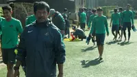 Pelatih Timnas Indonesia U-19, Indra Sjafri, dan skuatnya saat latihan di Lembang, Rabu (25/10/2017). (Bola.com/Muhammad Ginanjar)