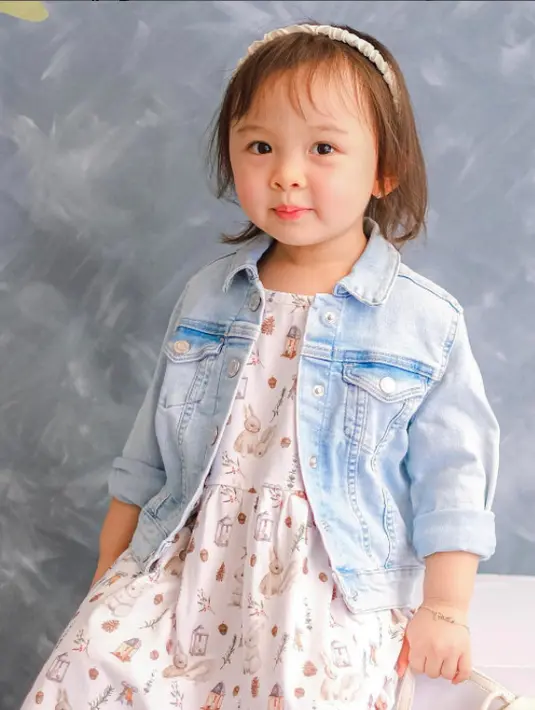 Perpaduan jaket denim berwarna biru cerah dengan dress cokelat dari Mourance memang pas untuk outfit bergaya casual. Kamu juga bisa menambahkan aksesoris seperti bando dan gelang agar gaya anak semakin stylish! (instagram.com/mourance.id)