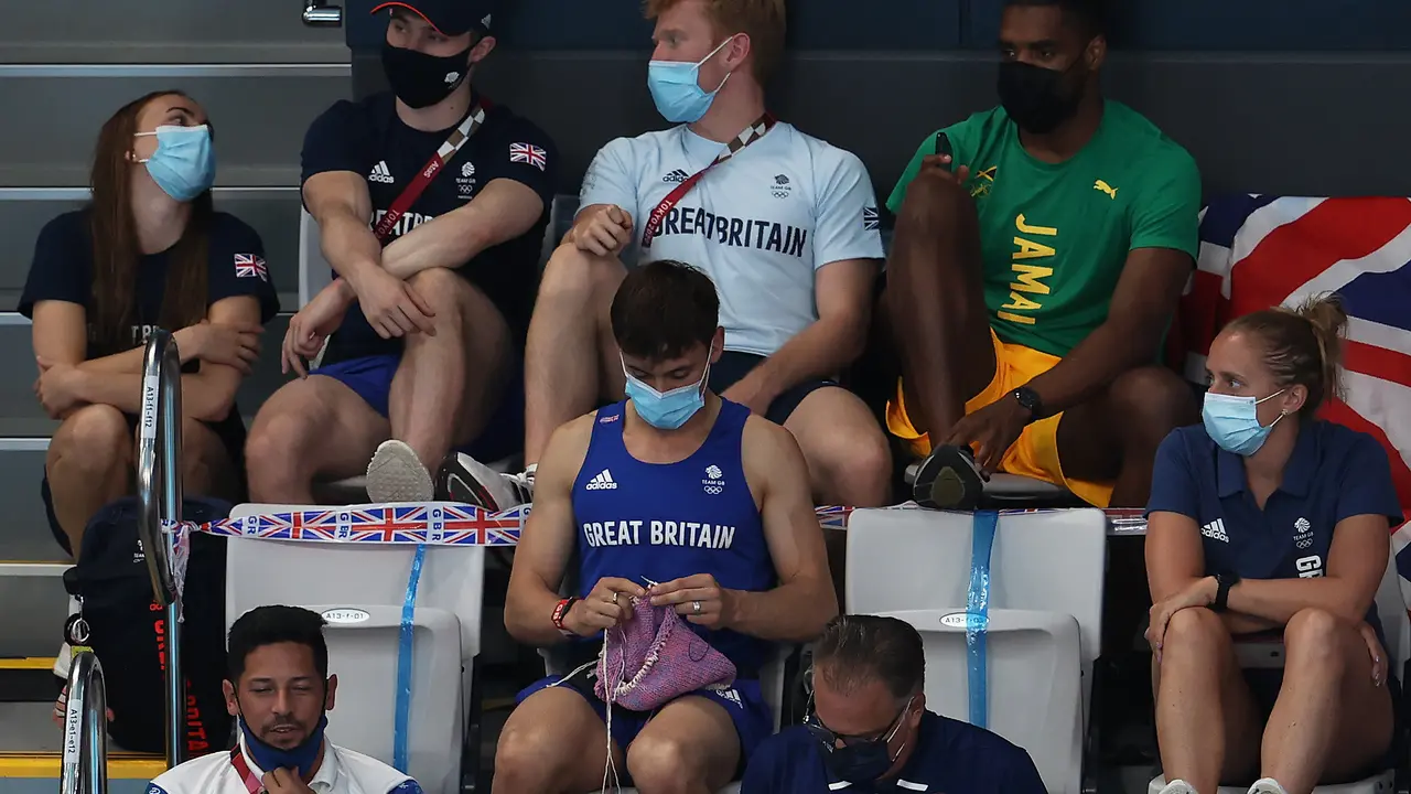 Asyik Merajut Sambil Nonton, Atlet Inggris Peraih Medali Emas Olimpiade Tokyo 2020 Jadi Sorotan