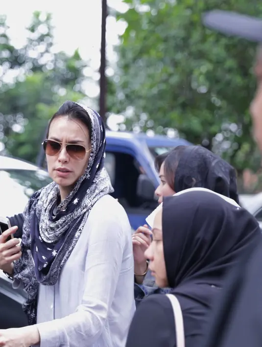 Kekasih Ariel NOAH, Sophia Latjuba senantiasa berusaha menenangkan kekasihnya yang dirundung kesedihan mendalam kepergian ayah tercinta. (Adrian Putra/Bintang.com)