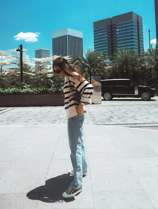 Sweater dan celana jeans memang tak pernah jadi padu padan yang salah. Di foto ini, Alyssa tampak memadukan sweater bercorak garis dengan celana panjang jeans, menenteng mini bag, dan mengenakan sunglasses. Foto: Instagram.