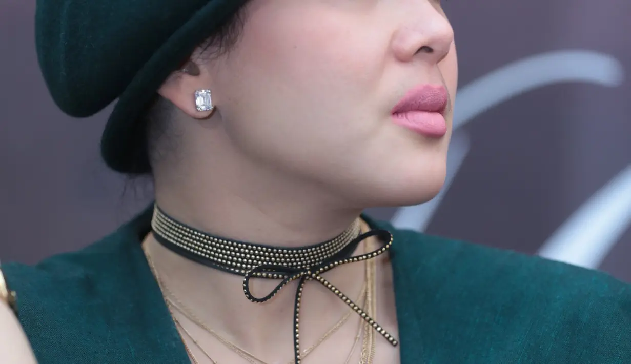 Saat hadir dalam konferensi pers di Hotel Sultan, Senayan, Jakarta Pusat, Kamis (3/11/2016), terlihat leher Syahrini berjejer kalung. Setidaknya ada tujuh kalung beraneka bentuk yang dikenakan saat itu. (Adrian Putra/Bintang.com)