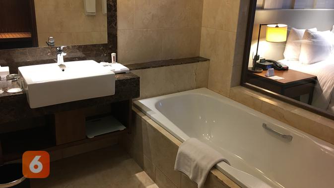 En-suite marble bathroom di deluxe room di Crowne Plaza Bandung. (Liputan6.com/Putu Elmira)