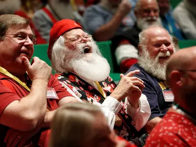 Seorang santa tertawa ketika mengikuti kelas di Charles W. Howard Santa Claus School di Midland, Michigan, 27 Oktober 2016. Sekolah khusus Santa Claus ini untuk belajar menjadi seorang Santa Claus yang baik dan menyakinkan. (REUTERS/Christinne Muschi)