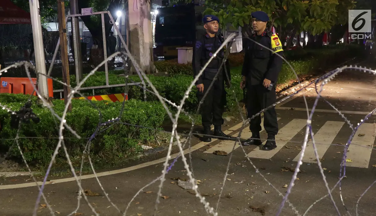 Petugas Kepolisian berjaga di sekitar perempatan jalan Imam Bonjol dekat Gedung KPU RI, Jakarta, Senin (20/5/2019). Jelang penetapan Presiden dan Wakil Presiden terpilih pada Pemilu 2019, jalan Imam Bonjol di sterilkan hingga 25 Mei mendatang. (Liputan6.com/Helmi Fithriansyah)