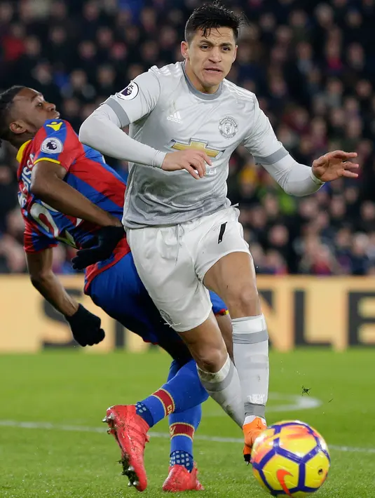 Striker Manchester United, Alexis Sanchez melewati pemain Crystal Palace Aaron Wan-Bissaka saat pertandingan Liga Inggris di Selhurst Park, London (5/3). Pada pertandingan ini MU sempat tertinggal 0-2 atas Crystal Palace. (AP Photo/Tim Ireland)