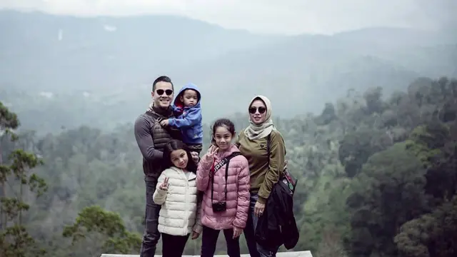 Potret Si Raja Sinetron Rionaldo Stockhorst Bersama Istri. (instagram/rio.stokhorst/eischulz).