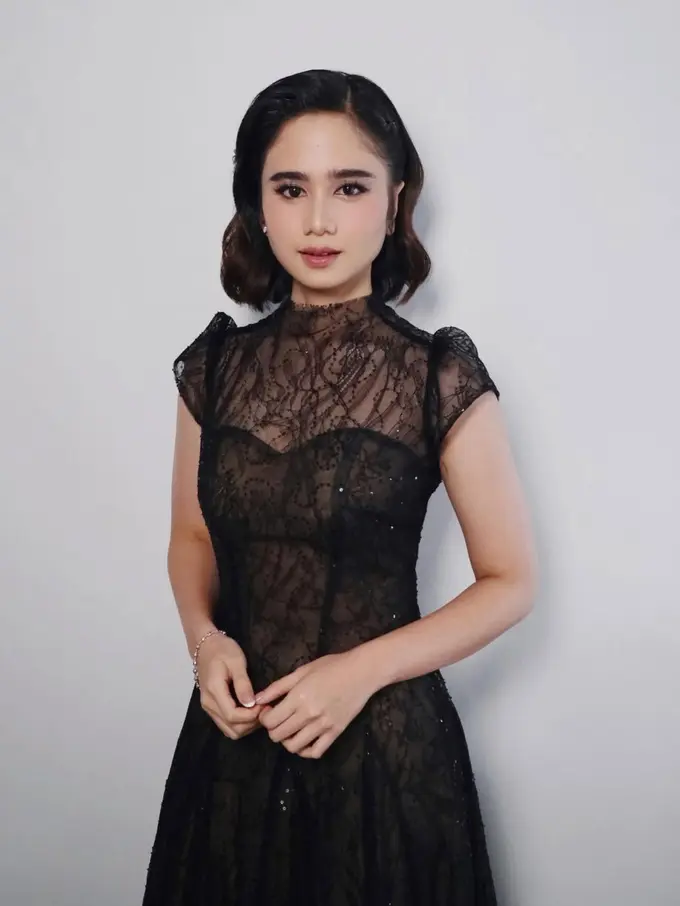 Potret Calon Menantu Maia Estianty, Tissa Biani Tampil Anggun dalam Gaun Brokat Hitam di Pesta Ultah ke-50