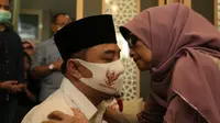 Calon Wali Kota (Cawali) Surabaya Eri Cahyadi sungkem kepada orangtuanya sebelum berangkat mendaftar di KPU Surabaya. (Foto: Dok Istimewa)