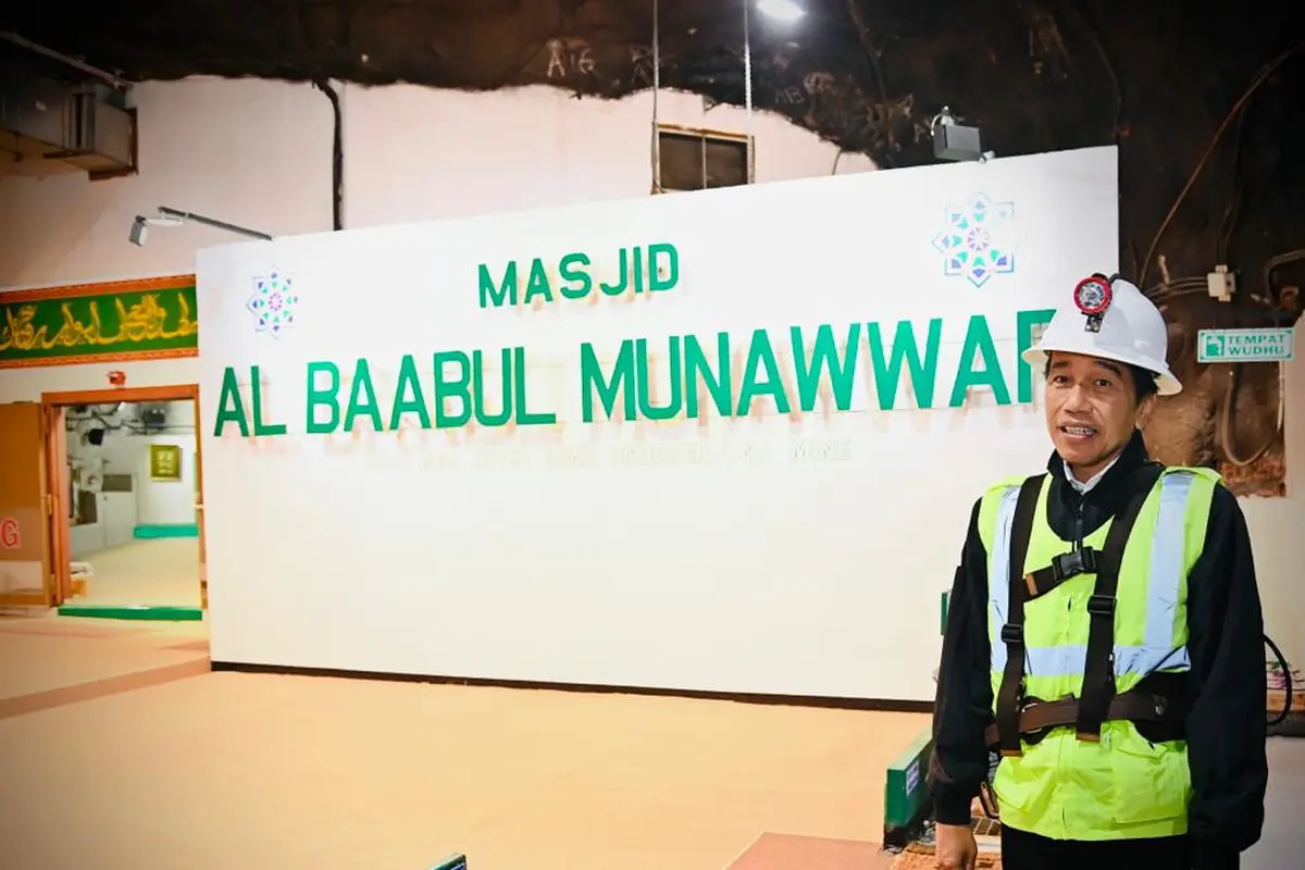 Jokowi berada di masjid bawah tanah di Mimika, Papua