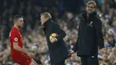 Pelatih Liverpool, Juergen Klopp, dan pelatih Everton, Ronald Koeman, memberikan instruksi kepada anak asuhnya. Jalannya pertandingan yang berlangsung alot ini membuat kedua tim hingga menit ke-90 masih bermain imbang 0-0. (Reuters/Phil Noble)