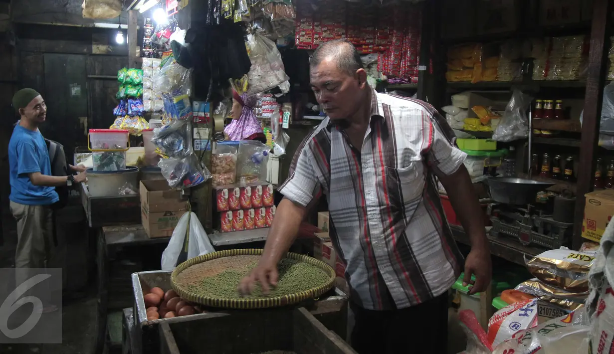Pedagang menata barang dagangannya di Pasar Senen, Jakarta, Senin (28/12/2015). Menjelang akhir tahun harga sejumlah kebutuhan pokok di pasar tradisional rata-rata mengalami kenaikan hingga 20%. (Liputan6.com/Angga Yuniar)