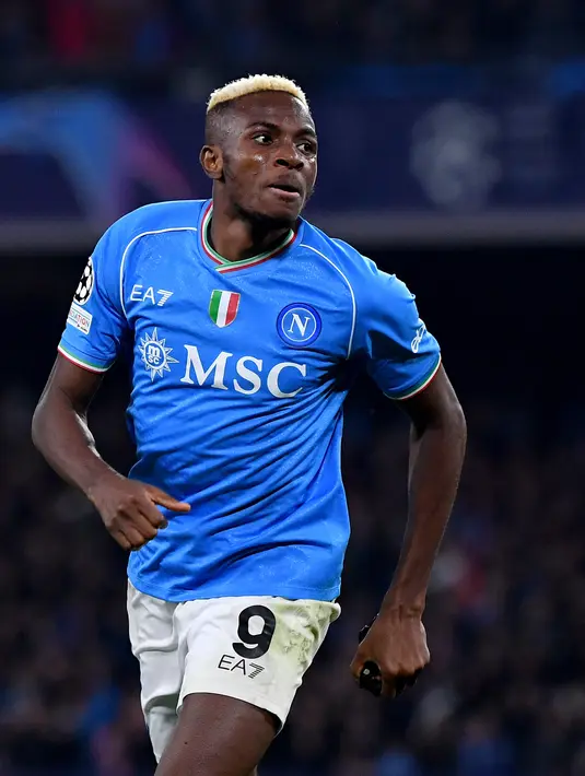 Victor Osimhen dikabarkan sudah tak betah berada di Napoli. PSG yang dikabarkan tertarik enggan menebus banderol Victor Osimhen dari Napoli yang mencapai angka 120 juta euro. Situasi tersebut membuat Osimhen mempertimbangkan tawaran dari klub Arab Saudi, Al Ahli. (Tiziana FABI / AFP)