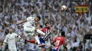 Gelandang Real Madrid, Casemiro, duel udara dengan striker Atletico Madrid, Diego Costa, pada laga La liga di Stadion Santiago Bernabeu, Madrid, Sabtu (29/9/2018). Kedua klub bermain imbang 0-0. (AFP/Oscar Del Pozo)
