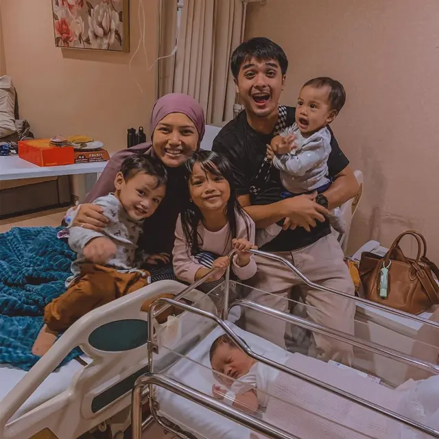 Dikaruniai Empat Anak, Ini 6 Potret Keluarga Kecil Ricky Harun dan Herfiza