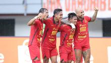 Para pemain Persija Jakarta (dari kanan ke kiri; Gustavo Almeida dos Santos, Firza Andika, Rizky Ridho, Hansamu Yama) merayakan gol kedua ke gawang Persib Bandung pada lanjutan BRI Liga 1 2024/2025 di Stadion Patriot Candrabhaga, Kota Bekasi, Minggu (16/2/2025) sore WIB. (Bola.com/M. Iqbal Ichsan)