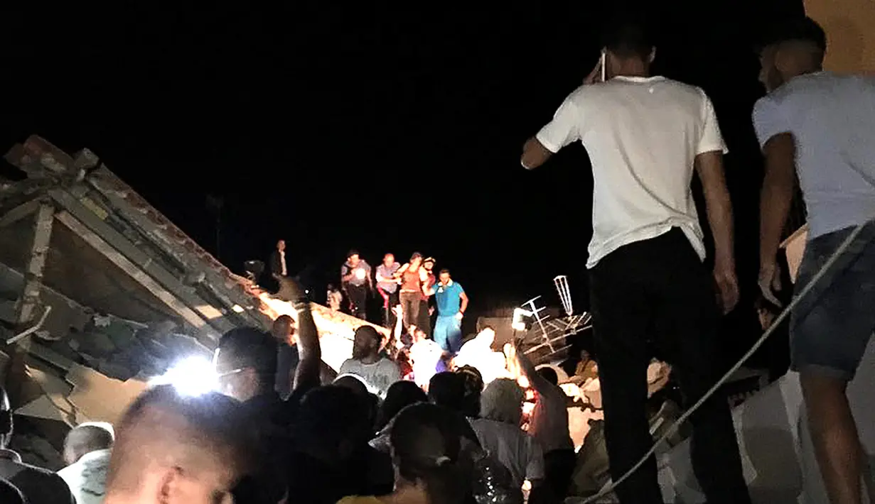 Suasana penyelamatan bayi setelah gempa melanda pulau wisata di Ischia, di lepas pantai Napoli, Italia (21/8). Akibat gempa tersebut dua orang tewas . (AFP Photo/Geatano Di Meglio)