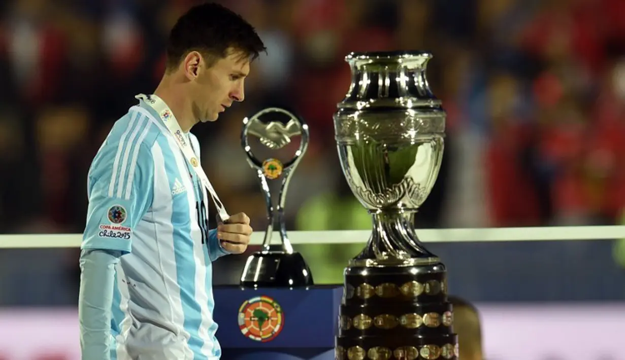 Lionel Messi, diantara trofi juara Copa America yang kembali gagal diraihnya. (AFP PHOTO/RODRIGO ARANGUA)