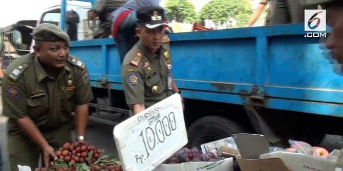 VIDEO: Razia PKL Tanah Abang, Pedagang Mengamuk