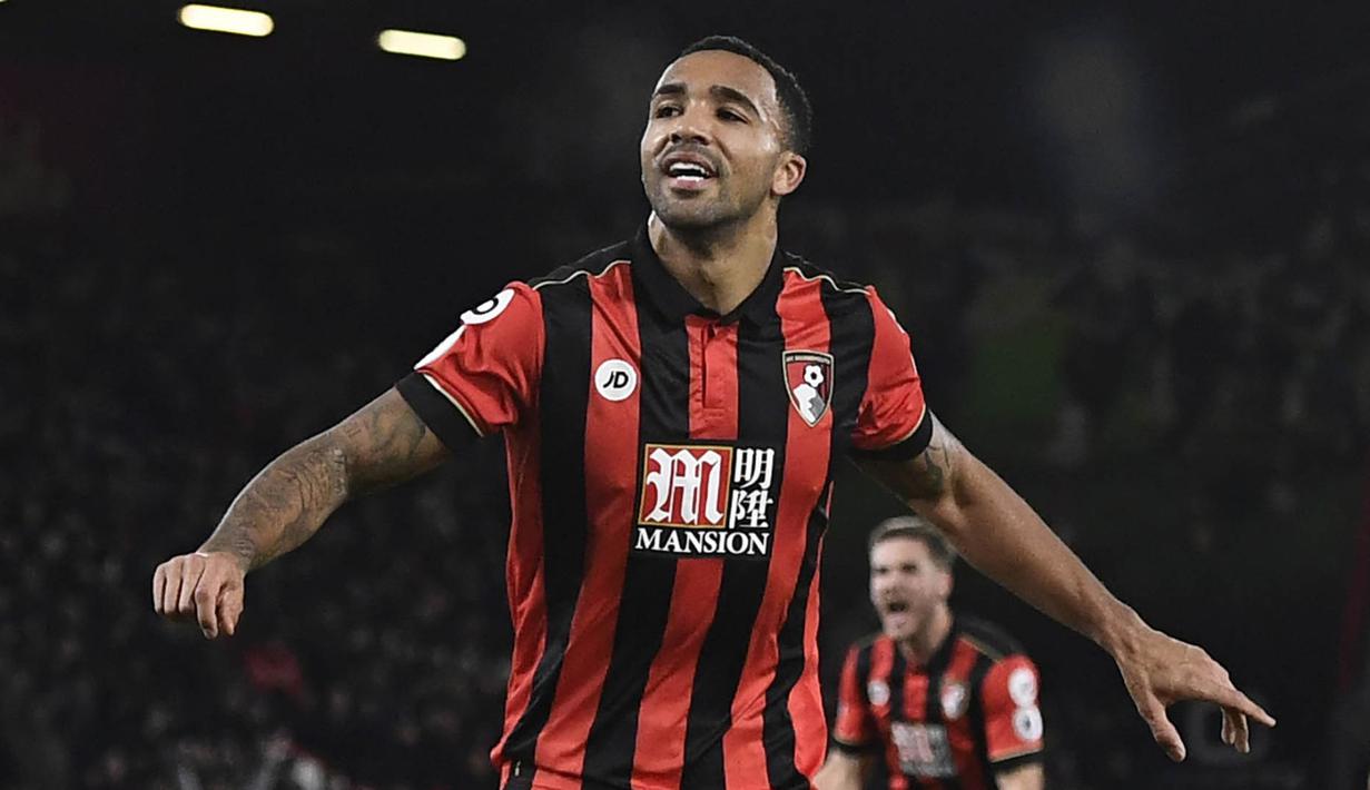 Striker Bournemouth, Callum Wilson, merayakan gol yang dicetaknya ke gawang Arsenal. Bournemouth unggul 2-0 pada menit ke-20 berkat gol penalti yang dijaringkan oleh Wilson. (Reuters/Dylan Martinez)