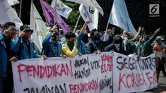 Sejumlah peserta aksi yang tergabung dalam Aliansi Badan Eksektutif Mahasiswa Seluruh Indonesia (BEM SI) membawa spanduk saat mengikuti aksi longmarch menuju Istana Merdeka, Jakarta, Senin (22/5). (Liputan6.com/Faizal Fanani)