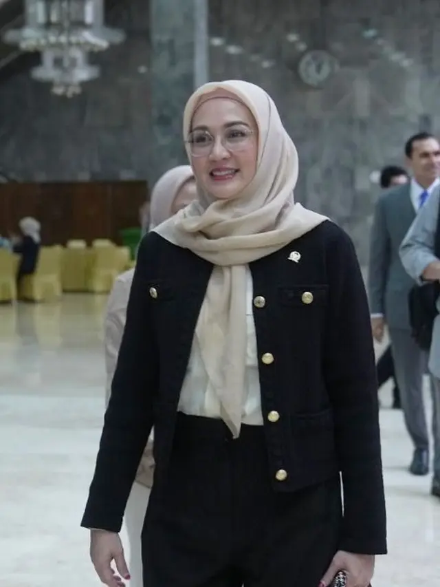 6 Fashion Ibu Pejabat ala Dina Lorenza, Sederhana dan Modis untuk Usia 50 Tahun