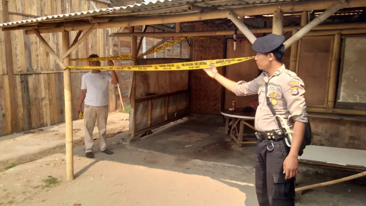Petugas polisi dari satuan Polresta Tangerang melakukan pengamanan terhadap warung kopi yang disinyalir melakukan praktek terselubung prostitusi, di Rajeg Kabupaten Tangerang.
