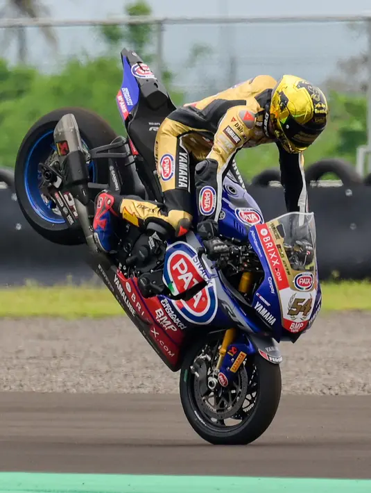 Pembalap Pata Yamaha Toprak Razgatlioglu melakukan selebrasi usai Race 1 WSBK Mandalika 2021 di Pertamina Mandalika International Street Circuit, Lombok, Nusa Tenggara Barat, Minggu (21/11/2021). (BAY ISMOYO/AFP)