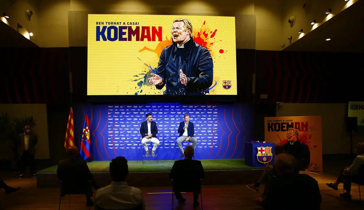 Pelatih baru Barcelona, Ronald Koeman, memberikan keterangan saat acara perkenalan di Barcelona, Rabu (20/8/2020).  Koeman resmi menjadi pelatih Barcelona untuk dua tahun kedepan. (AP/Joan Monfort)