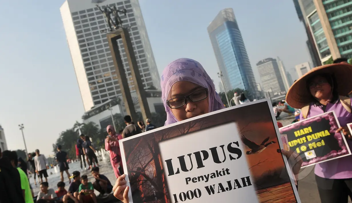 Beragam tulisan dibawa saat aksi memperingati Hari Lupus di Car Free Day, Bunderan HI, Jakarta, Minggu (10/5/2015). Kampanye ini mensosialisasikan kepada masyarakat tentang penyakit lupus. (Liputan6.com/Herman Zakharia)