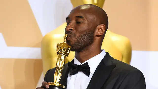Senyum Semringah Legenda NBA Kobe Bryant Usai Raih Piala Oscar 2018