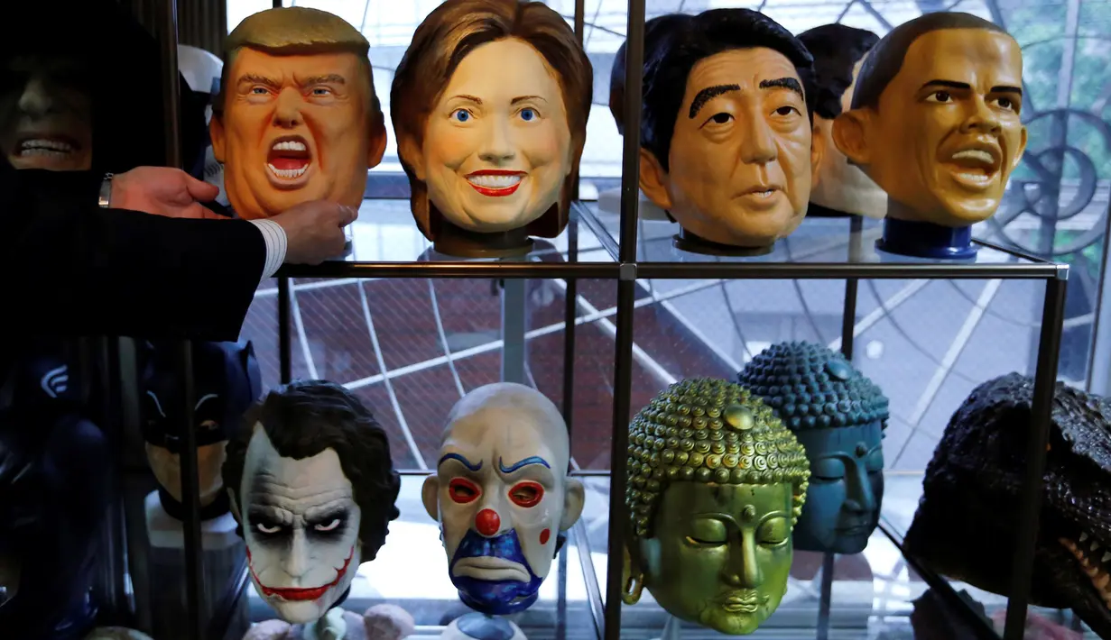 Topeng karet yang menyerupai Presiden AS terpilih, Donald Trump di pajang bersama topeng lain yang menyerupai Hillary Clinton, Perdana Menteri Jepang Shinzo Abe dan Presiden AS Barack Obama di Studio Ogawa, Saitama, Jepang (21/11). (Reuters/Toru Hanai)