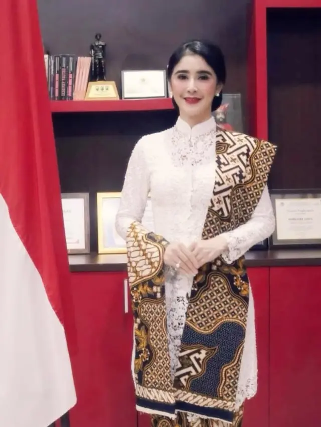 Potret Model Kebaya Panjang Uut Permatasari