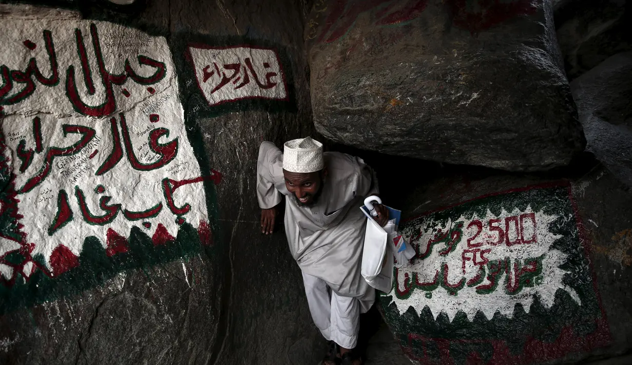Seorang peziarah keluar dari Gua Hira pada musim Haji, Mekkah, Senin (21/9/2015). Umat Muslim meyakini Gua Hira adalah tempat Nabi Muhammad SAW menerima wahyu pertama melalui perantara Malaikat Jibril (Reuters/ Ahmad Masood)