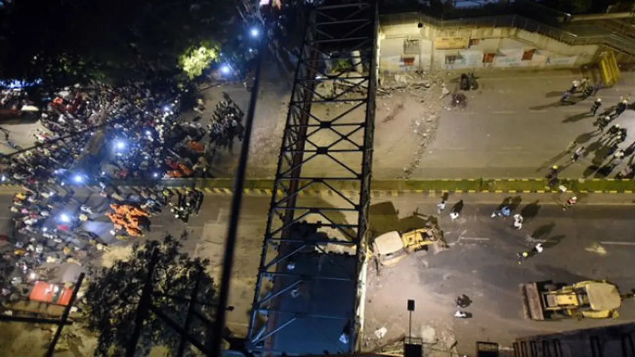 Sebuah jembatan penyeberangan ambruk di Mumbai India, 5 orang tewas dan puluhan lainnya terluka (AFP)