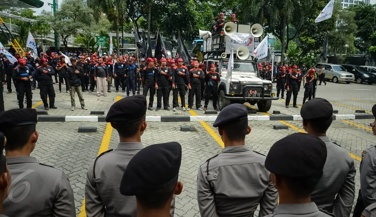 Petugas Kepolisian tampak berjaga saat aksi buruh di depan kantor BPJS Ketenagakerjaan, Jakarta, Kamis, (4/6/2015). Mereka menolak iuran sebesar 1,5 persen sesuai usulan Apindo. (Liputan6.com/Faizal Fanani)