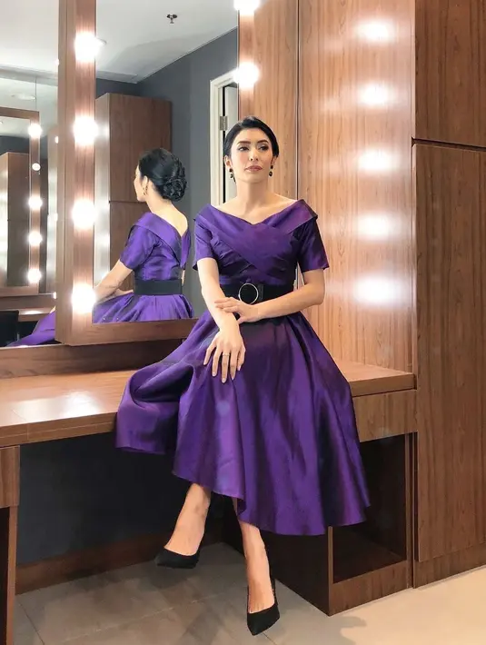 Gaun rancangan Renzi Lazuardi ini memiliki kesan yang lebih playful. Dengan potongan v-neck di bagian dada dan rok membuat Tyas Mirasih terkesan lebih muda tapi tetap berkelas.