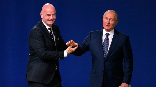 Trofi Piala Dunia ditampilkan dalam Kongres FIFA di Moskow, Rusia, Rabu (13/6). Sebagian pengamat memprediksi Maroko akan gagal untuk menjadi tuan rumah Piala Dunia 2026. (AP Photo/Pavel Golovkin)