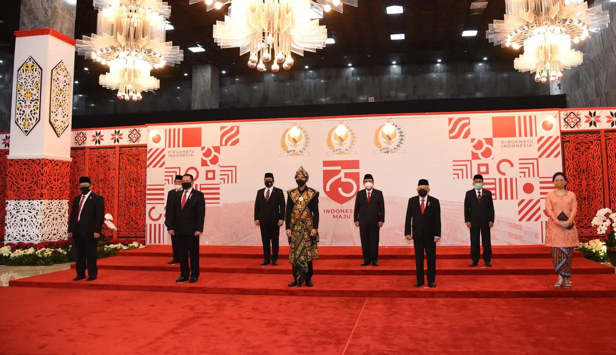 Presiden Joko Widodo mengenakan baju  adat daerah Sabu dari Nusa Tenggara Timur (NTT) saat menghadiri sidang tahunan MPR RI di Gedung Nusantara Kompleks Parlemen Jakarta, Jumat (14/8/2020). (Pool/BiroPemberitaanParlemen)