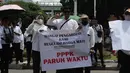 Mereka juga meminta perlakuan yang setara dengan tenaga non-ASN yang terdata dalam database BKN. Tampak dalam foto, massa dari Aliansi Honorer Non Database BKN Gagal Calon Pegawai Negeri Sipil (CPNS) Indonesia saat menggelar Aksi Damai Jilid 2 Nasional di kawasan Silang Selatan Monumen Nasional, Jakarta Pusat, pada Senin (17/11/2025). (merdeka.com/magang/Rendi Saputra)