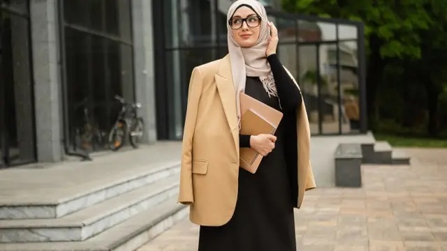 Ilustrasi Gamis dan Outer Oversize (credit: marymarkevich/freepik)