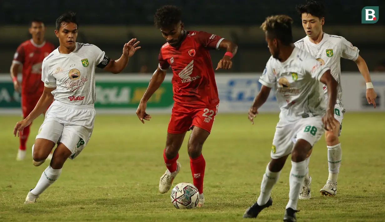 Hanya semenit kemudian, PSM menambah keunggulan. Yakob Sayuri berhasil memanfaatkan bola liar hasil tendangan rekan satu timnya untuk menjadi gol tambahan bagi PSM Makassar. (Bola.com/Ikhwan Yanuar)