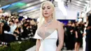 Lady Gaga tampil memukau di red carpet SAG Awards dengan balutan gaun putih tanpa tali dari Armani Prive. Mengenakan aksesori kalung berlian dari Tiffany & Co., Lady Gaga juga tampak menata rambutnya dengan elegan.