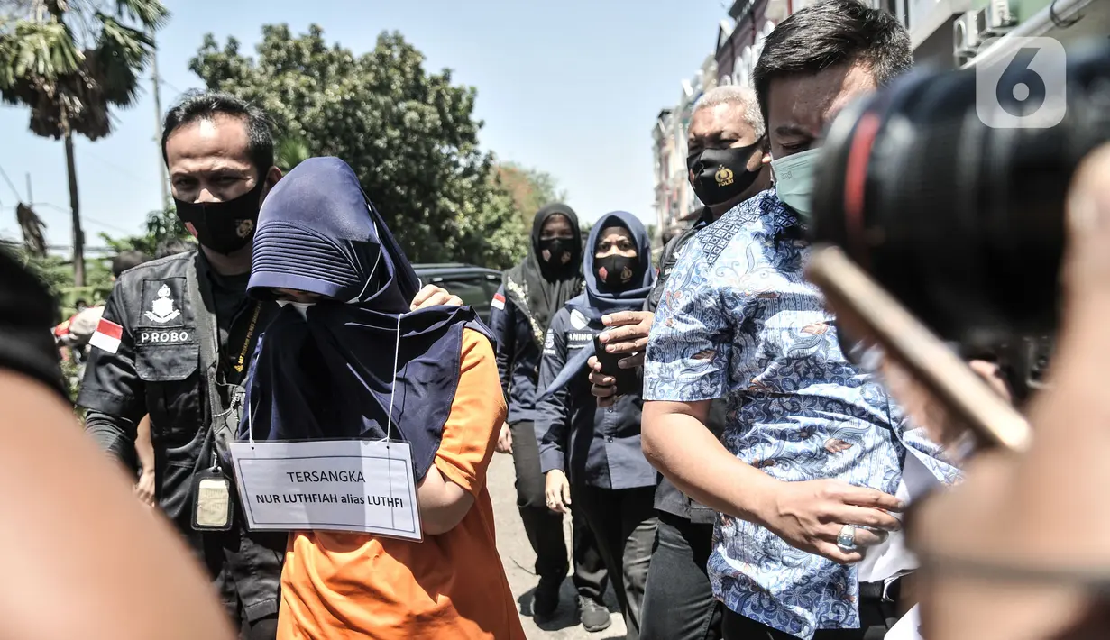 Tersangka NL dihadirkan dalam rekonstruksi kasus pembunuhan Sugianto (51) di ruko Royal Gading Square, Kelapa Gading, Jakarta, Selasa (25/8/2020). Rekonstruksi melibatkan 12 tersangka termasuk NL, karyawati korban yang berperan sebagai dalang pembunuhan. (merdeka.com/Iqbal S. Nugroho)