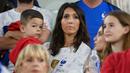 Istri Olivier Giroud, Jennifer Giroud, hadir langsung memberikan dukungan saat Timnas Prancis berhadapan dengan Tunisia pada laga Piala Dunia di Stadion Education City, Rabu (30/11/2022). (AFP/Franck Fife)