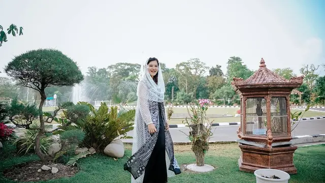 Pesona Elegan Santun Kahiyang Ayu Kenakan Outer Lace Hitam Putih dari Desainer Lokal, Dipadu Heels Kesayangan Seharga Rp22 Jutaan