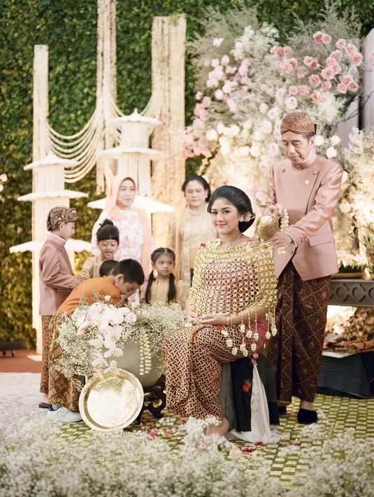 Prosesi siraman Tingkeban 7 bulanan Erina Gudono berlangsung sakral dalam balutan adat Jawa lengkap [@erinagudono]