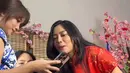 Sedangkan, Rachel Vennya tampil lebih cerah dengan cheongsam merah dengan kerah tinggi. Ia pun membawa payung kertasnya.  [@rachelvennya]